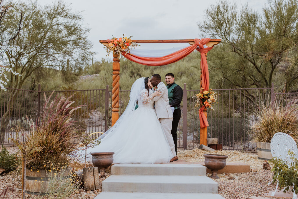 BRIDE AND GROOM FIRST KISS BOHIO VISTA TUCSON WEDDING VENUE